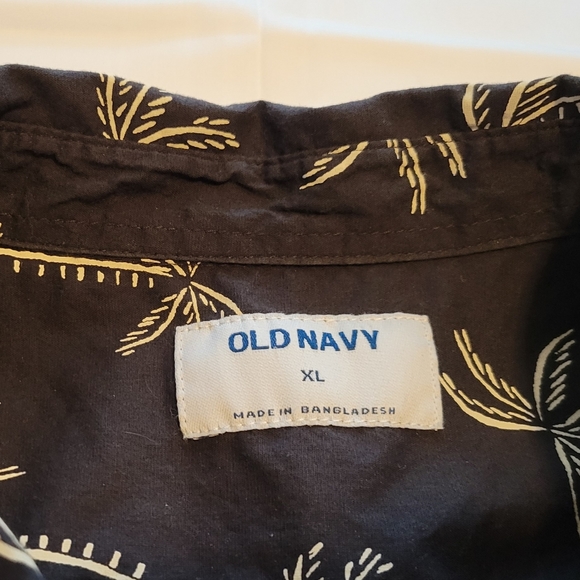 Old Navy Short Sleeve Button Down Shirt - Size XL - Picture 2 of 8